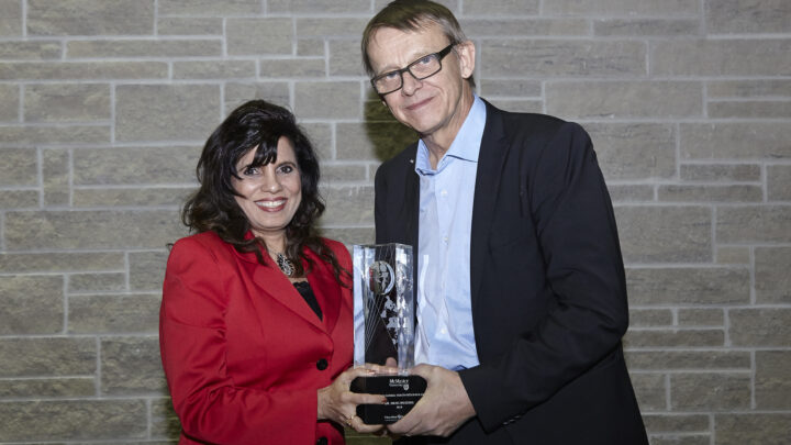 Hans Rosling accepts the Chanchlani Global Health Research Award from Dr Jaya Chanchlani.
